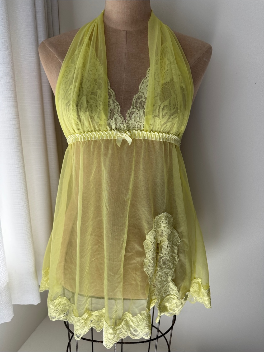 Fredericks of Hollywood vintage yellow lace babydoll nightie. M.